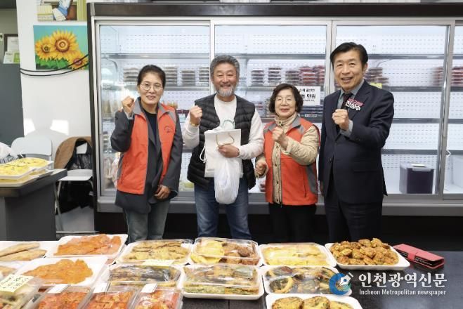 전성수 서초구청장(가장 오른쪽)이 송우학 행복한 반찬 상점주(왼쪽에서 두 번째)에게 재사용을 위한 종이봉투 등을 전달하고 기념사진을 찍고 있다.