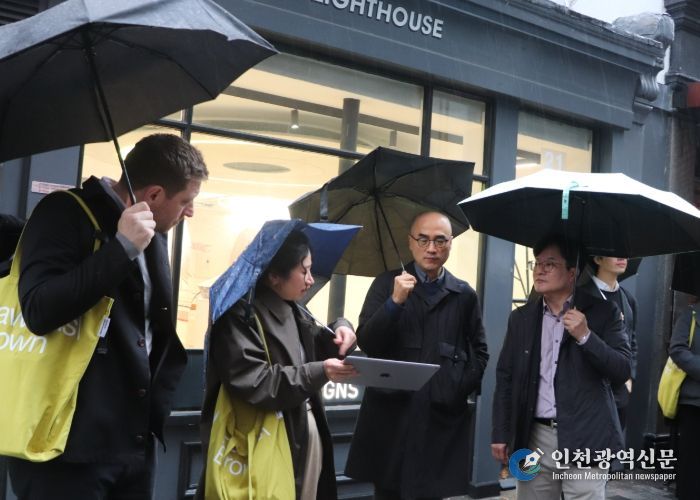 김병수 시장이 런던의 대표적 문화예술거리인 소호거리를 찾아 도시재생 성공 비결과 특징을 살피고 있다.