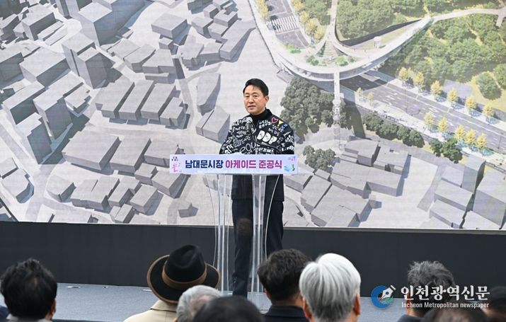 오세훈 서울시장이 17일 중구 남창동 일대에서 열린 '남대문시장 아케이드 준공식'에서 기념사하고 있다