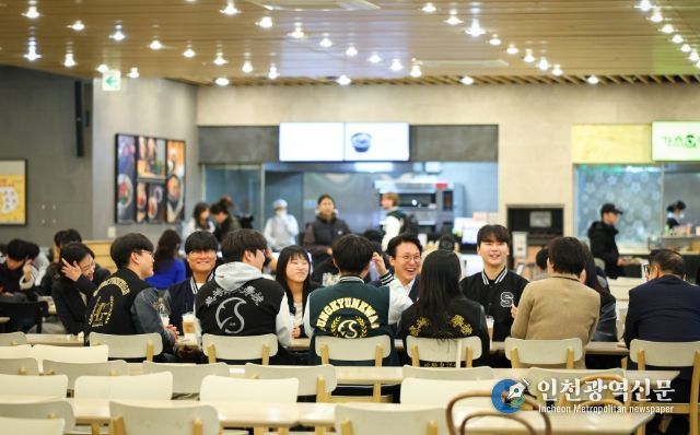 김민석 국무총리가 17일 '천원의 아침밥'을 제공하는 종로구 성균관대학교 은행골식당을 방문, 학생들과 대화를 하며 식사를 하고 있다.