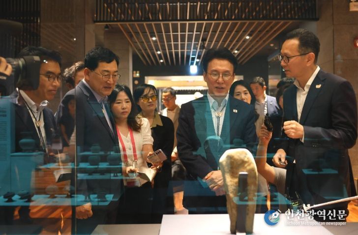 APEC 정상회의 점검을 위해 지난 7월 국립경주박물관을 찾은 김민석 국무총리(오른쪽 두번째)가 주낙영 경주시장(왼쪽 두번째)와 전시실을 둘러보고 있다.
