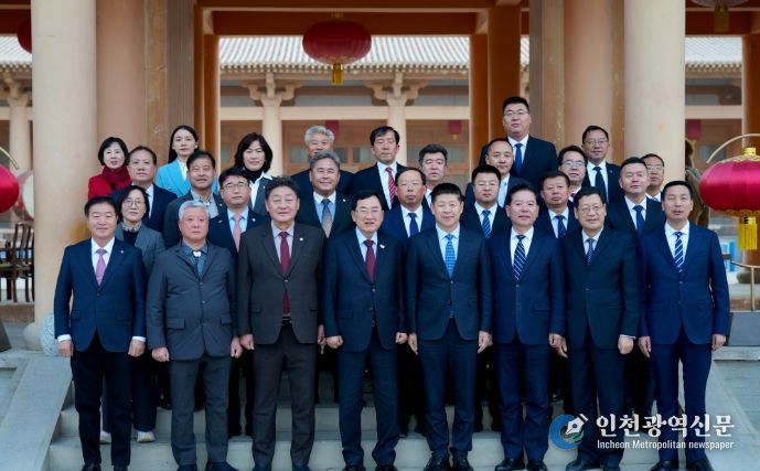 중국 둔황시를 방문한 주낙영 경주시장과 경주시 대표단이 18일 둔황시청 앞에서 둔황시 주요 인사들과 기념촬영을 하고 있다.