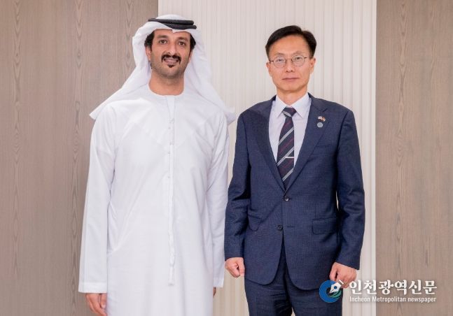 김용선 지식재산처장(오른쪽)과 압둘라 빈 투크 알 마리 (H.E. Mr. Abdulla bin Touq Al Marri) 아랍에미리트연합국(UAE) 경제관광부 장관(왼쪽)이 양자 회담을 갖고 기념촬영을 하고 있다.