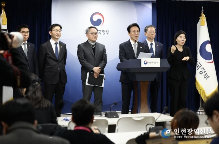 김민석 국무총리가 18일 세종대로 정부서울청사에서 '론스타 국제투자분쟁(ISDS) 취소 신청' 관련 긴급 브리핑을 하고 있다.