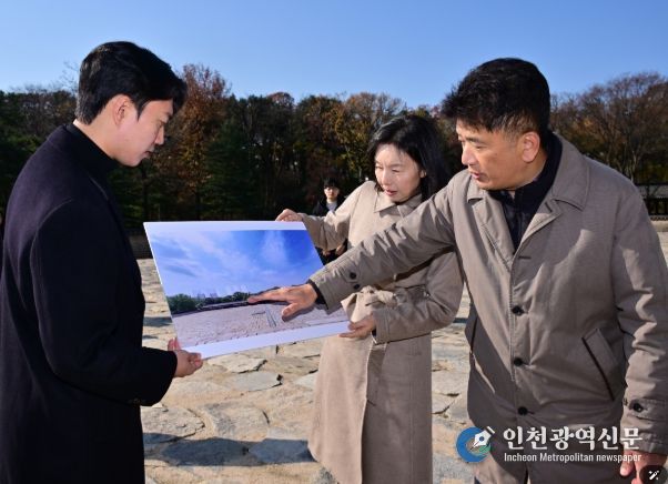 정전에서 바라 보이는 경관 뷰 확인하는 최호정 의장