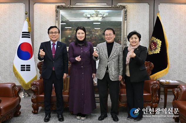 서울시의회를 방문한 울란바타르시의회 행정위원장과 서울시의원들이 기념사진을 찍고 있다. (왼쪽부터 강석주 서울시의원, 울란바타르시의회 행정위원장, 이종환 서울시의회부의장, 김영옥 보건복지위원장)