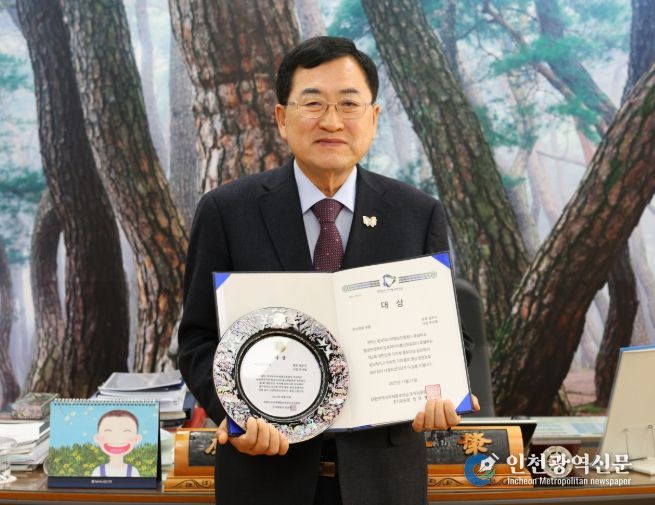 주낙영 경주시장이 제2회 대한민국지자체홍보대상 역사문화부문 대상 상패와 인증서를 들고 기념촬영을 하고 있다