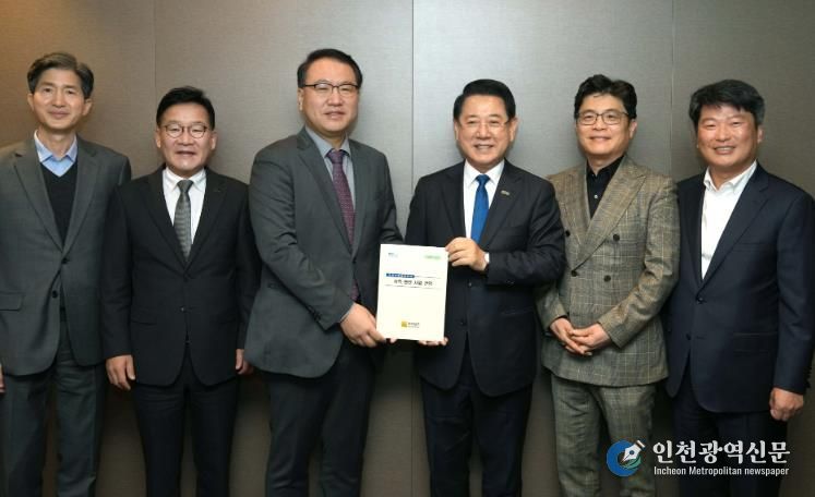 김영록 전라남도지사가 25일 서울 여의도에서 유병서 기획재정부 예산실장과 간담회를 갖고 2026년 국회 증액 핵심사업이 차질없이 반영되도록 지원을 요청한 뒤 전남의 주요 현안사업 건의 내용을 전달하고 있다.