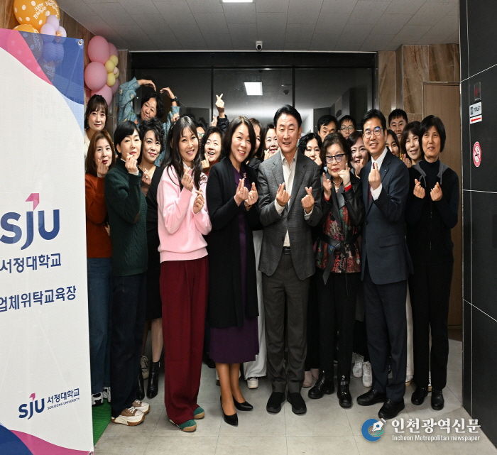 시장이 11월 26일 녹양 위탁교육장(비우로 110, 502호)을 방문해 재학생들과 기념사진을 찍고 있다.