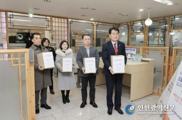 하은호 군포시장, 철도지하화 서명부 국토부에 전달