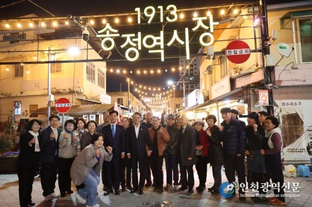 김민석 국무총리가 26일 광주 광산구 1913송정역시장을 방문, 상인들과 인사를 나누고 기념촬영을 하고 있다.