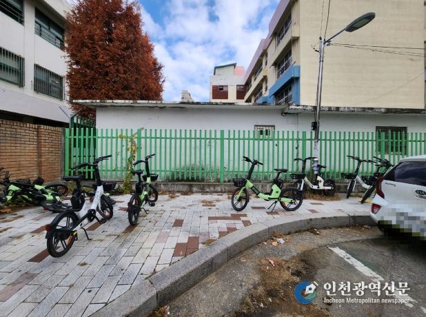 11월 27일 캠페인 전 구로고등학교 후문에 공유 전기자전거가 무질서하게 주차된 모습