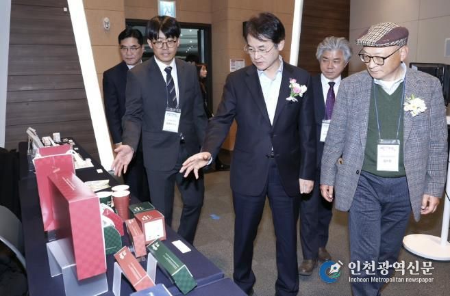 이동환 고양특례시장이‘2025 인쇄기술경진대회’수상 작품을 살펴보고 있다.