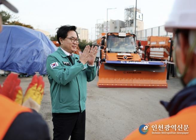 박일하 동작구청장이 지난 11일 노량진동 제설발진기지에서 신규 도입한 제설 전문 차량 ‘유니목’을 확인하고, 요원들에게 안전한 현장 작업을 당부하고 있다