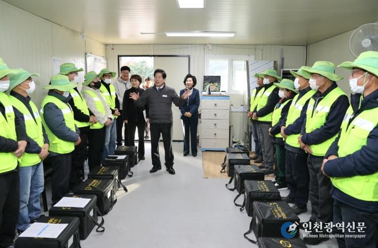 고흥군, 노인일자리 공동체사업단 현장 방문 (1) - 공영민 군수가 27일 고흥시니어클럽 공동체사업단을 방문해 어르신들과 인사를 나누고 격려하고 있다