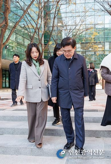 진교훈 서울 강서구청장(오른쪽)이 공항중학교를 찾아 학교 관계자, 학부모 등과 함께 노후 시설물 보수공사 상태를 살펴보고 있다.