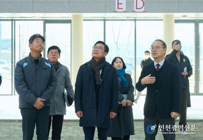 1일 김석필 천안시장 권한대행 부시장과 이용수 대한축구협회 부회장 등이 대한민국축구종합센터 실내축구장, 스타디움, 숙소동 등을 둘러보고 있다