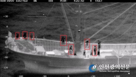 항공 채증영상에 AI를 적용하여 적재 물건, 선원 활동, 선박배치 형태를 분석하여 야간 의심 선박을 분석하는 모습(예시)
<p> </p>
<p>