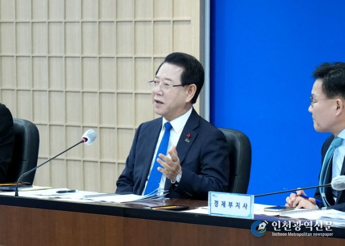 김영록 전라남도지사가 2일 도청 서재필실에서 실국장 정책회의를 주재하고 도정 현안을 논의하고 있다.