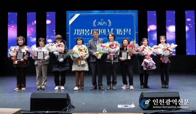 김돈곤 군수가 자원봉사 유공 표창 수상자들과 함께 기념 촬영을 하고 있다.