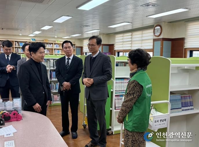 김대중 전남교육감이 순천대석초에서 활동 중인 선배교직원 자원봉사자를 격려하고 있다.