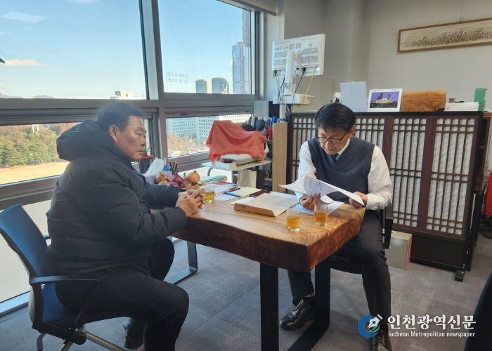 무안군 주요 사업 반영 현황 파악을 위해 서삼석 국회의원실을 방문한 김산 군수