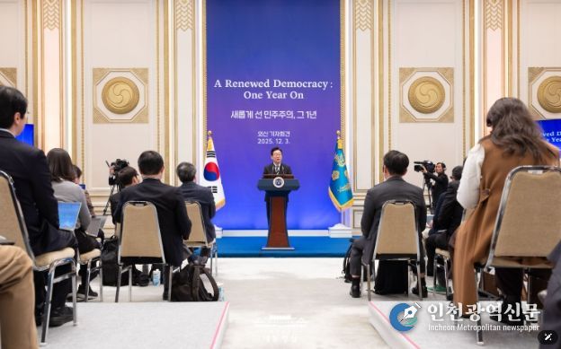'새롭게 선 민주주의, 그 1년', 외신 기자회견(대통령실)