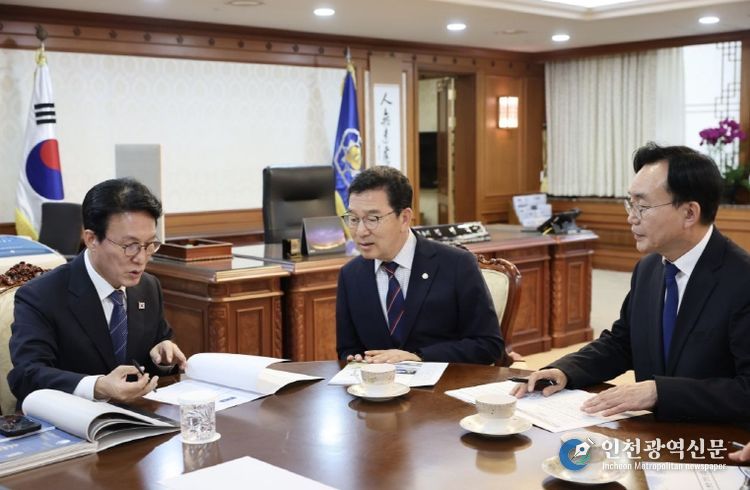 윤병태 나주시장(오른쪽)과 신정훈 국회의원(가운데)이 김민석 국무총리(왼쪽)에게 지역 현안을 설명하며 국비 지원을 요청하고 있다.