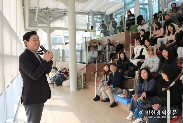 이상일 용인특례시장이 7일 SERI PAK with 용인에서 열린 박세리 전 감독의 토크콘서트에 참석해 인사말을 하고 있다.