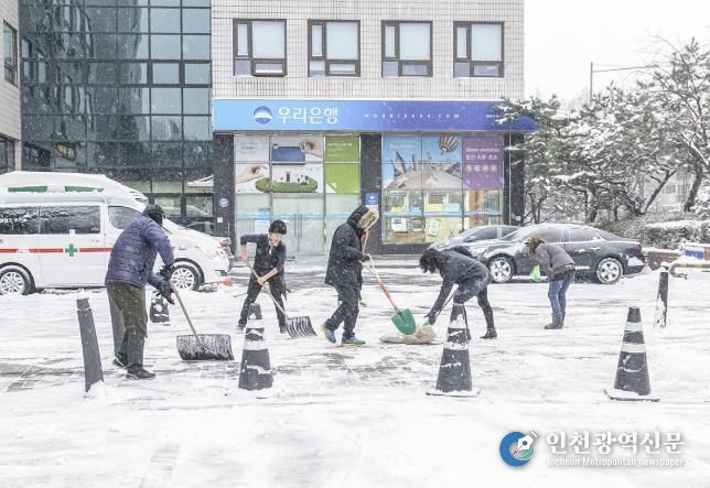 양천구, 내 점포 앞 눈 치우고 있는 모습