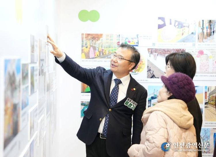 ‘우리동네 미술관’ 전시를 둘러보고 있는 류경기 중랑구청장