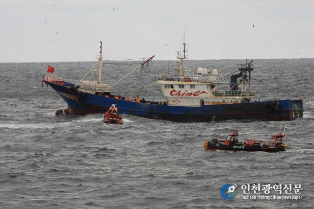 12월 5일 오후 배타적경제수역에서 조업중인 중국어선 대상 검문검색을 위해 해양경찰 고속단정이 다가가는 모습