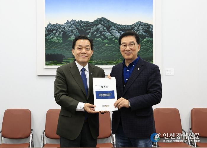 이재준 수원시장(왼쪽)이 신정훈 국회 행정안전위원장에게 건의문을 전달하고 있다.