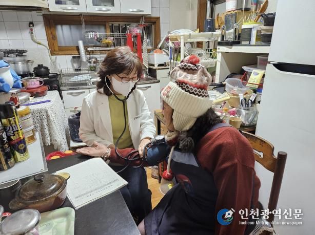 건강취약 어르신대상 방문건강관리하고 있는 모습
