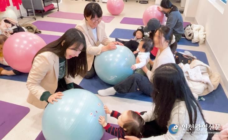 대한간호협회 보건간호사회가 주관한 ‘2025 보건간호활동 사진 공모전’에서 금상을 수상한 구로구 모자건강센터 ‘아기와 함께하는 운동’ 프로그램 장면. 부모와 영유아가 함께 공 굴리기 놀이를 통해 정서적 교감과 건강한 생활 습관 형성을 돕고 있다.