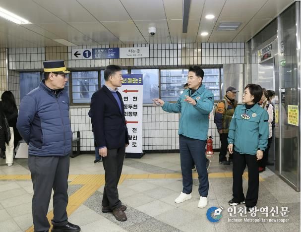 지난 12월 10일 창동역을 찾은 오언석 도봉구청장이 15일부터 운영될 창동역 내부 동-서 이동통로를 점검하고 관계자들과 대화를 나누고 있다