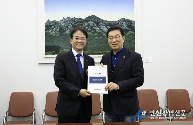 ‘특례시 지원 특별법’제정 건의문 전달 기념촬영_이동환 고양시장(왼쪽), 신정훈 국회 행정안전위원회 위원장(오른쪽)