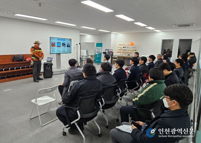교육자는 재난안전 및 구조장비 전문기업 (주)한진지티씨의 신동진 대표입니다.