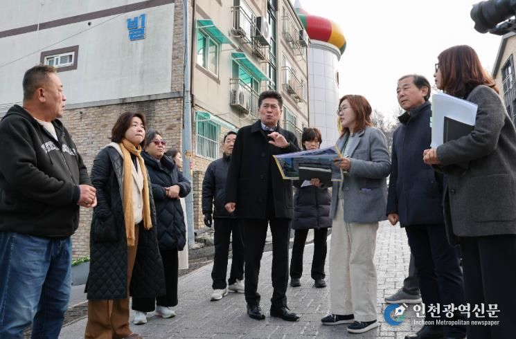 인천 중구, 동화마을 벽화 리뉴얼 사업 추진 중‥지난 10일 김정헌 구청장 현장 방문