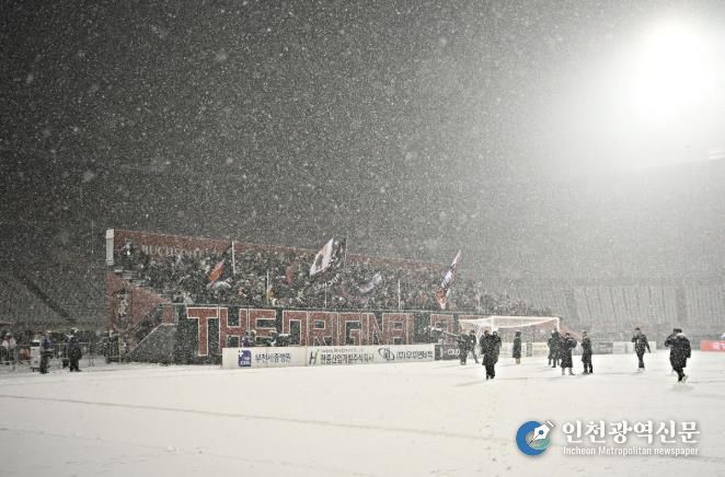 이달 4일, 부천FC1995의 승강 PO 1차전이 폭설로 연기된 후에도 헤르메스가 자리를 지키며 응원하고 있다.