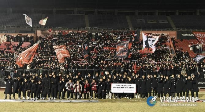 부천FC1995 K리그1 승격을 축하하며 선수단과 헤르메스가 단체 기념사진을 촬영했다.