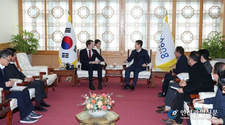 15일 북극경제이사회(Arcticn Economic Council, 이하 AEC) 매즈 크비스트 프레데릭센 사무총장이 포항시청을 방문해 이강덕 포항시장 및 관련 부서 국·과장과 함께 지속가능한 북극권 협력방안을 논의했다.