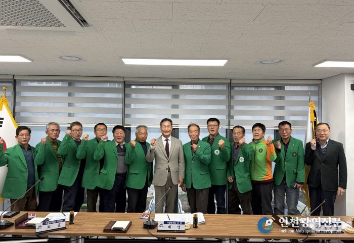 지난 16일, 겨울철 재난 대비를 위한 간담회에서 윤여권 부군수와 지역자율방재단이 함께 기념촬영을 하고 있다.