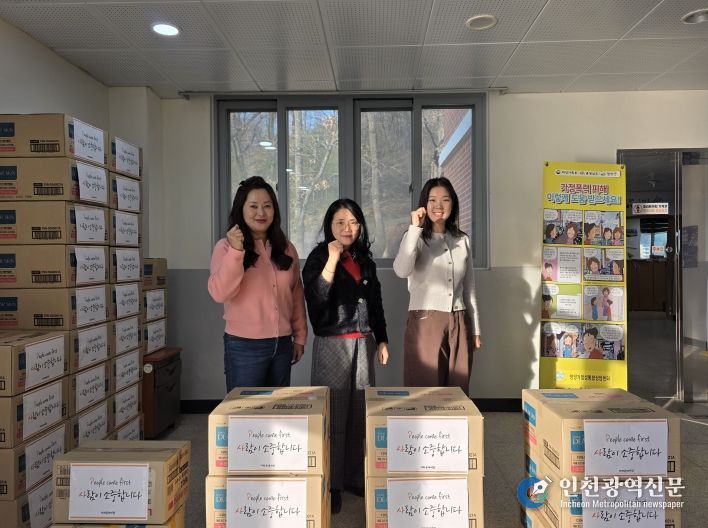 청양가정성통합상담센터가 취약계층 여성 청소년 지원을 위한 위생용품(생리대) 전달에 앞서 기념촬영을 하고 있다.