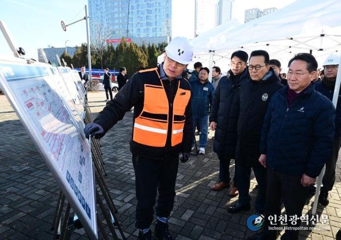 유정복 인천광역시장이 22일 연수구 인천대입구역에서 GTX-B 사업 현장을 점검하고 있다.