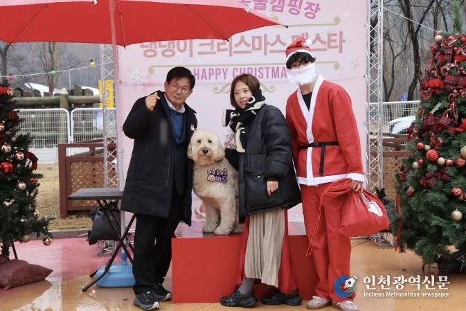 박강수 마포구청장과 바오가 즐거운 시간을 보내고 있다.