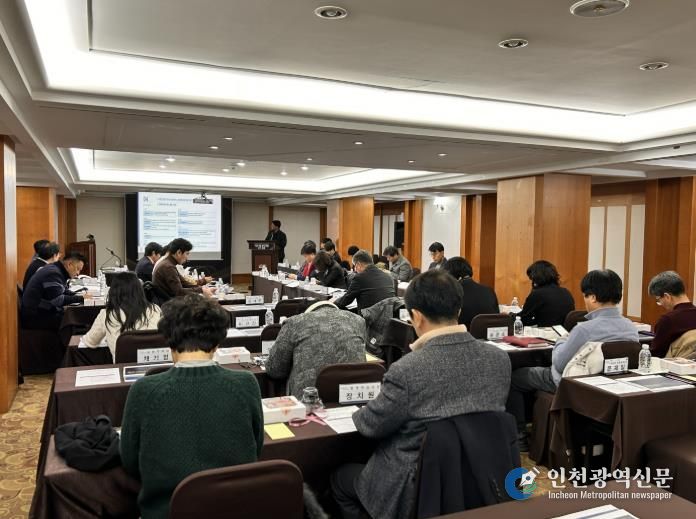 포럼에 참석한 전문가, 시민, 공직자들이 아산형 기본사회 정책 방향에 대해 논의하고 있다.