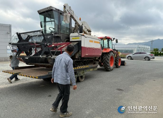 강진군 농기계 임대사업소에서 근무자들이 임대 농기계를 출고하고 있다.