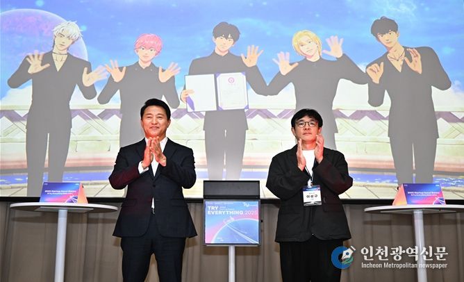 오세훈 서울시장이 12일 오전 ‘2025 Startup Seoul 홍보대사 및 Try Everything 홍보단’ 위촉식에서 이성구 블래스트 대표(오른쪽), 플레이브와 기념촬영 하고 있다.