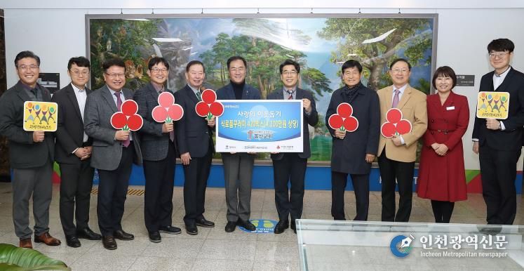 왼쪽부터 평택행복나눔본부 황성식 나눔국장, 동산교회 서평강 목사, 노승구 장로, 이종남 장로, 김흥로 장로, 평택시 정장선 시장, 동산교회 차성수 담임목사, 유상희 장로, 정건채 장로, 아동복지과 이혜정 과장, 동산교회 김은석 목사